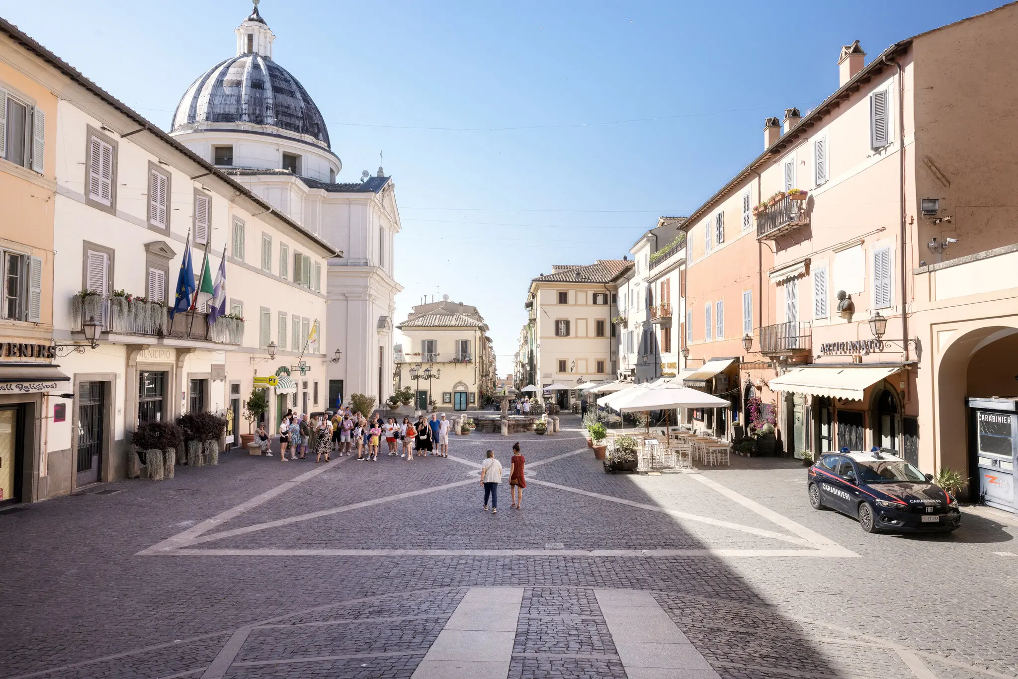 Мешканці та купці Кастель-Гандольфо підтримують папське полегшення.